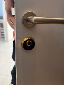 Nouveau cylindre et poignée posés sur une porte d'entrée