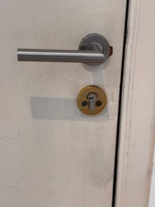 Cylindre remplacé sur une porte d'appartement à Bruxelles