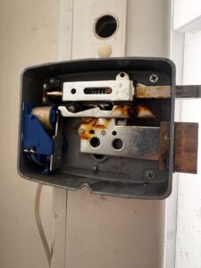 Réparation d'une serrure électrique Cisa : mécanisme ouvert