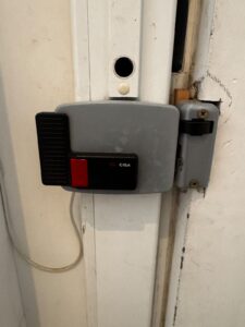 Serrure électrique Cisa remontée après réparation
