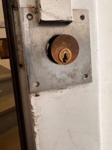Serrure en applique avec cylindre Cisa sur une porte d'entrée