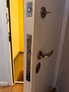 Serrure multipoints sur le chant d'une porte blindée à Bruxelles